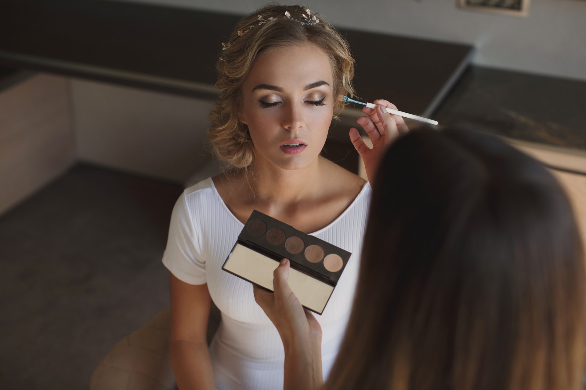 Stylist makes makeup bride on the wedding day.